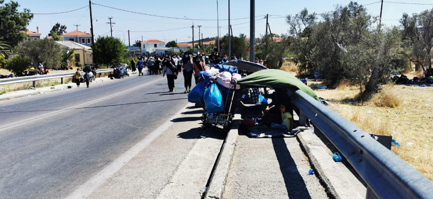 Φωτιά στη Μόρια: Στους δρόμους χιλιάδες μετανάστες, κατασκήνωσαν ακόμα και σε νεκροταφείο