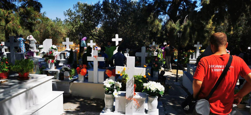 Φωτιά στη Μόρια: Στους δρόμους χιλιάδες μετανάστες, κατασκήνωσαν ακόμα και σε νεκροταφείο