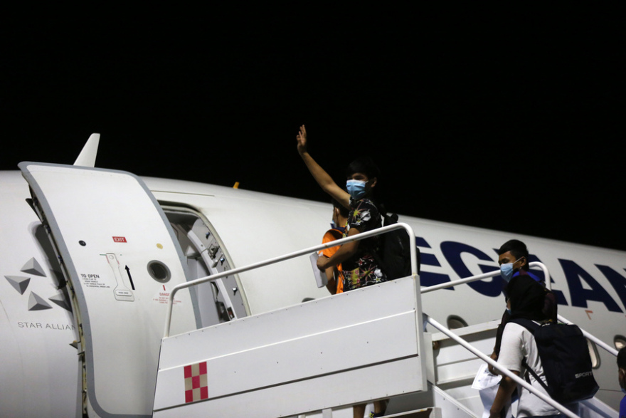 Φωτιά στη Μόρια: Προσγειώθηκε στη Θεσσαλονίκη η τρίτη πτήση με τα ασυνόδευτα προσφυγόπουλα 