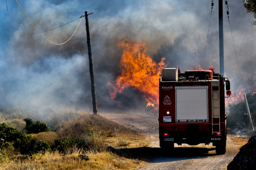 Μπαράζ πυρκαγιών στην Αττική: Ανησυχία για τις αναζωπυρώσεις - Έρευνες για εμπρησμούς σε Κερατέα και Λαυρεωτική