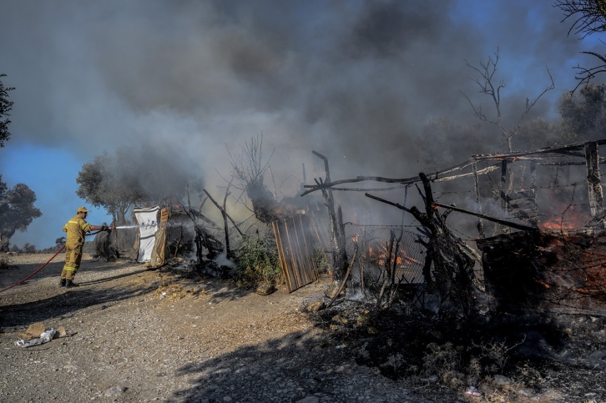 Μυτιλήνη: Έσβησε και η 4η πυρκαγιά - Ολοκληρωτική καταστροφή στο ΚΥΤ της Μόριας