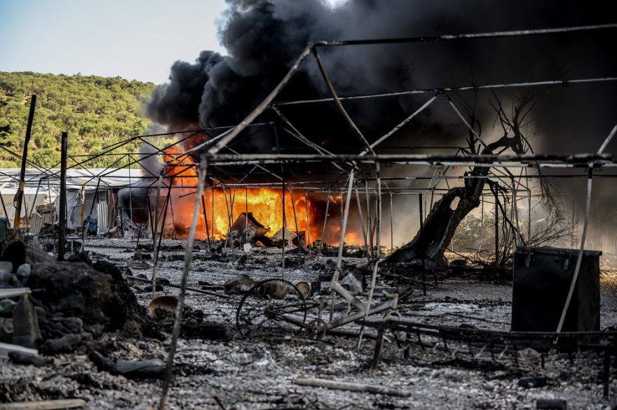Μυτιλήνη: Έσβησε και η 4η πυρκαγιά - Ολοκληρωτική καταστροφή στο ΚΥΤ της Μόριας