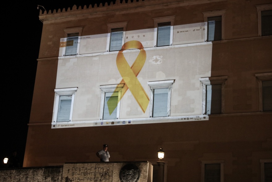 Με την «Χρυσή Κορδέλα» φωταγωγήθηκε η Βουλή (Φωτογραφίες)