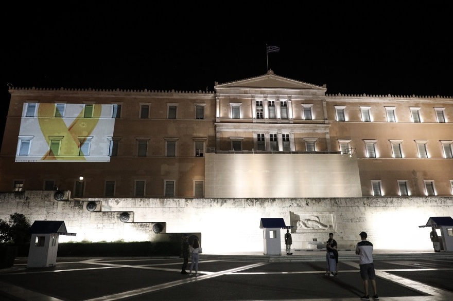 Με την «Χρυσή Κορδέλα» φωταγωγήθηκε η Βουλή (Φωτογραφίες)