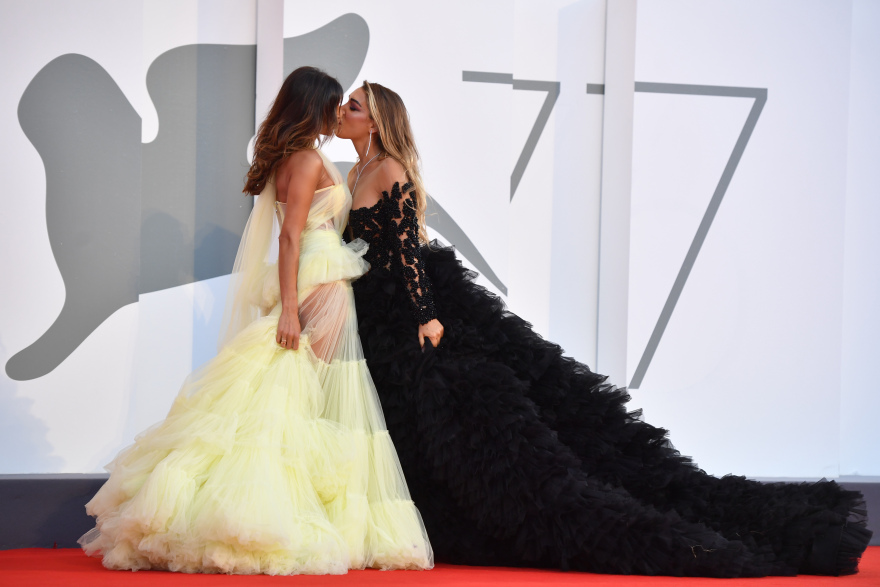 Φεστιβάλ Βενετίας: Ένα γαλλικό φιλί άναψε τα αίματα στο κόκκινο χαλί - Δείτε φωτογραφίες