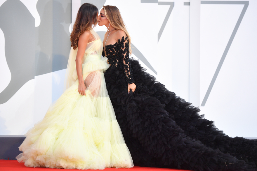 Φεστιβάλ Βενετίας: Ένα γαλλικό φιλί άναψε τα αίματα στο κόκκινο χαλί - Δείτε φωτογραφίες