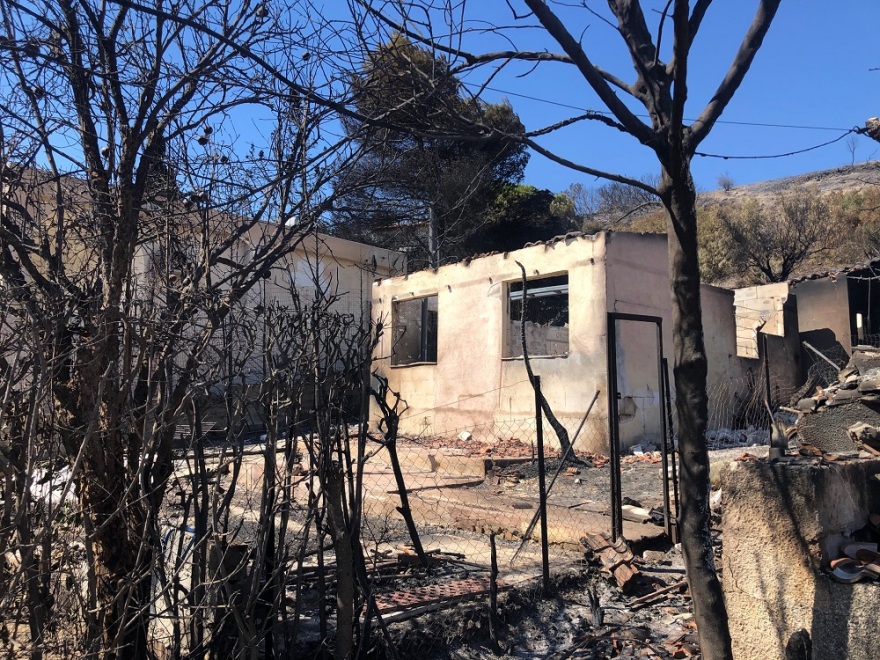 Κερατέα: Αποκαΐδια και εικόνες καταστροφής την επόμενη μέρα της μεγάλης φωτιάς - Ζημιές σε πάνω από 30 σπίτια