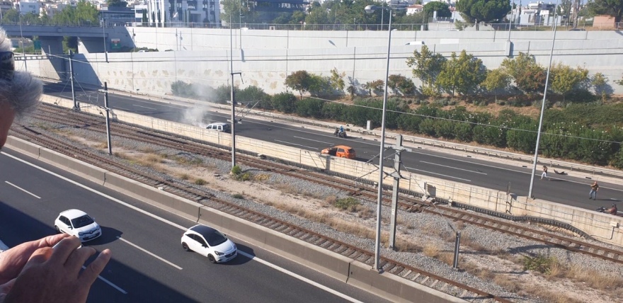 Αττική οδός: Φλεγόμενο όχημα κοντά στο «Δαχτυλίδι» - Τεράστιο μποτιλιάρισμα 