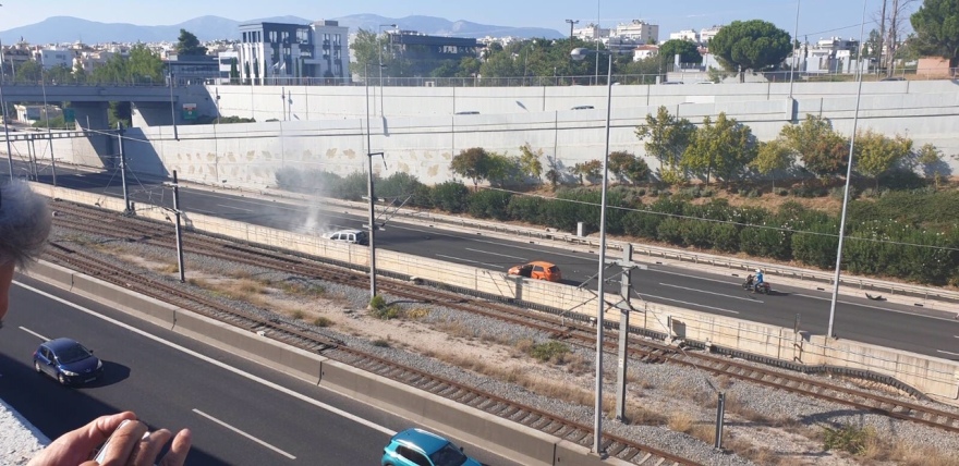 Αττική οδός: Φλεγόμενο όχημα κοντά στο «Δαχτυλίδι» - Τεράστιο μποτιλιάρισμα 