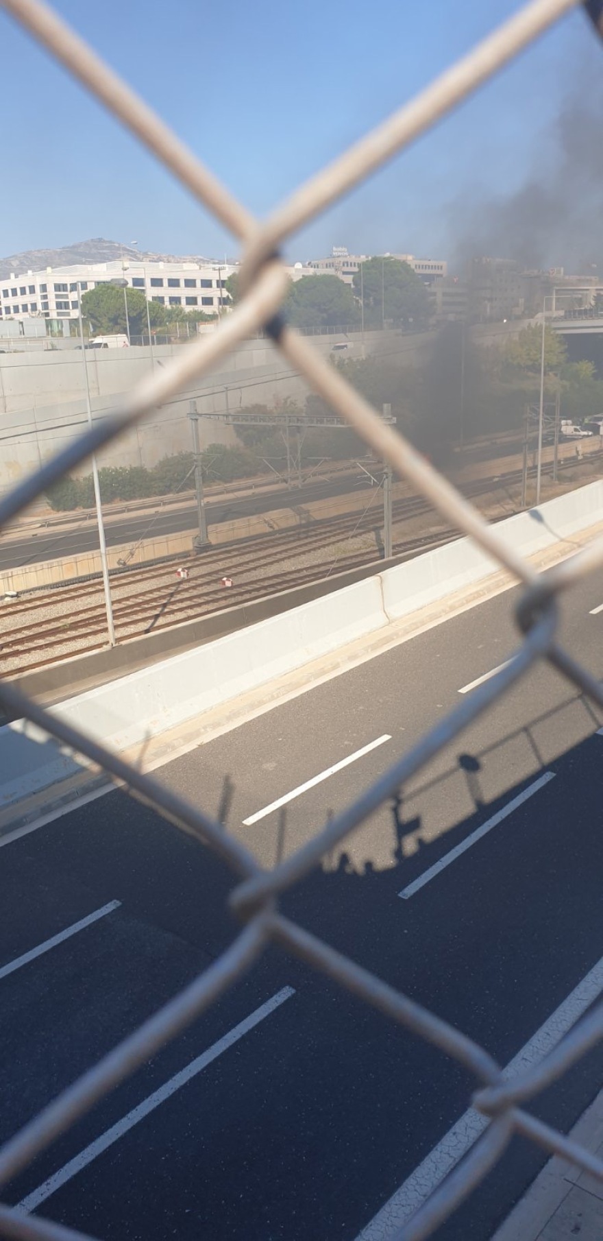 Αττική οδός: Φλεγόμενο όχημα κοντά στο «Δαχτυλίδι» - Τεράστιο μποτιλιάρισμα 