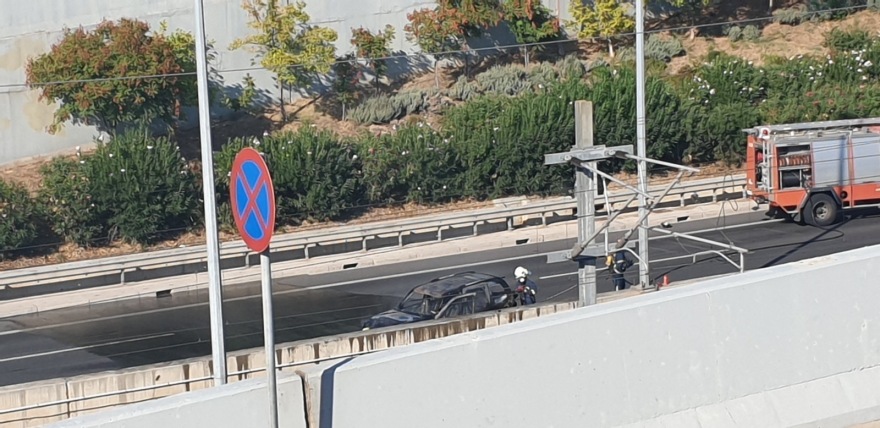 Αττική οδός: Φλεγόμενο όχημα κοντά στο «Δαχτυλίδι» - Τεράστιο μποτιλιάρισμα 