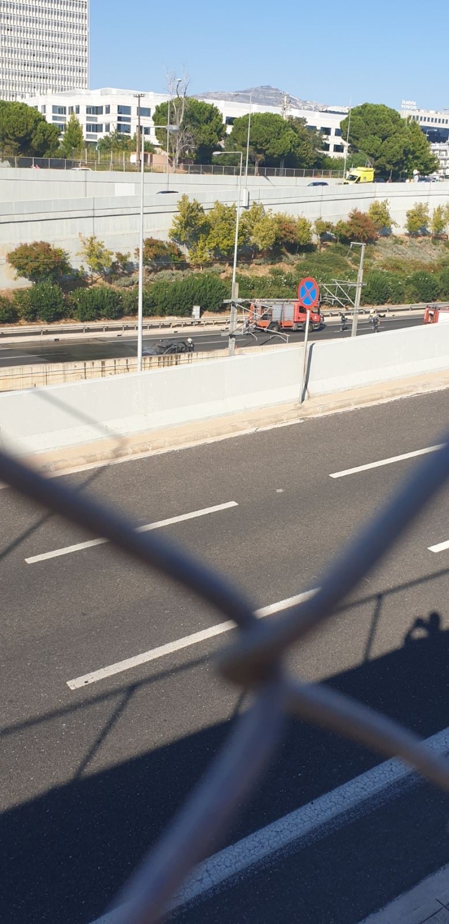 Αττική οδός: Φλεγόμενο όχημα κοντά στο «Δαχτυλίδι» - Τεράστιο μποτιλιάρισμα 