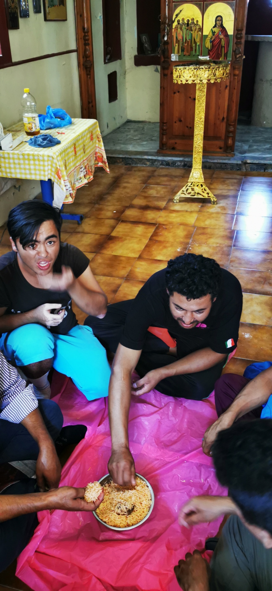 Λέσβος: Σε εκκλησίες και νεκροταφεία μπαίνουν περιπλανώμενοι μετανάστες 