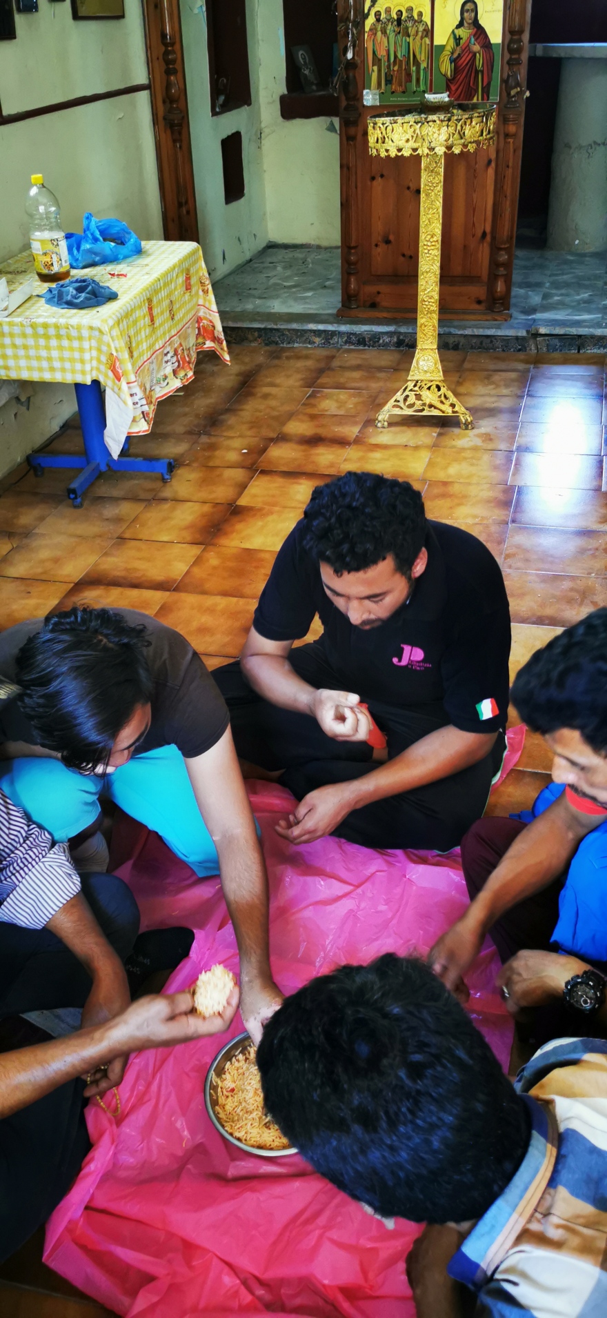 Λέσβος: Σε εκκλησίες και νεκροταφεία μπαίνουν περιπλανώμενοι μετανάστες 