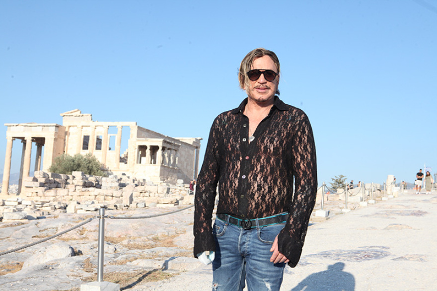 Ο Μίκι Ρουρκ στην Ακρόπολη: «Ο Τραμπ είπε ψέματα στον κόσμο» 