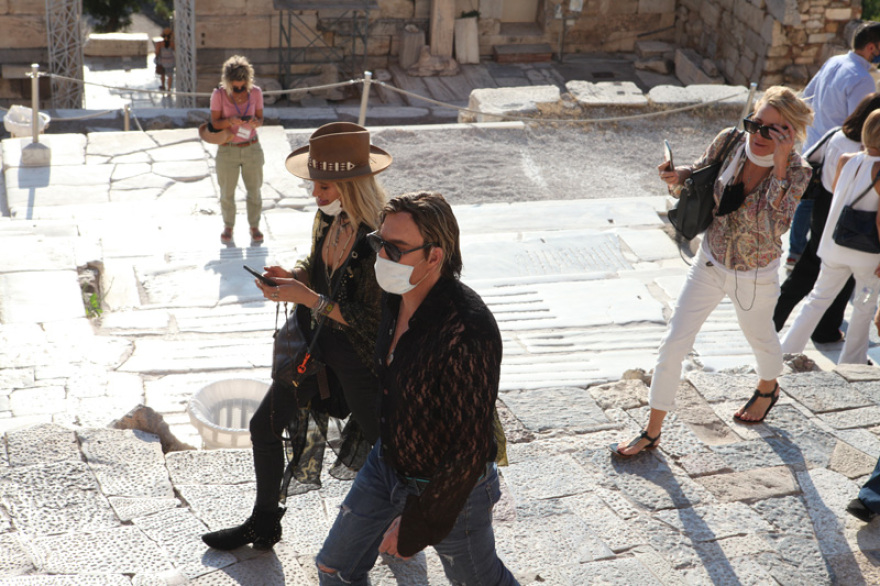 Ο Μίκι Ρουρκ στην Ακρόπολη: «Ο Τραμπ είπε ψέματα στον κόσμο» 