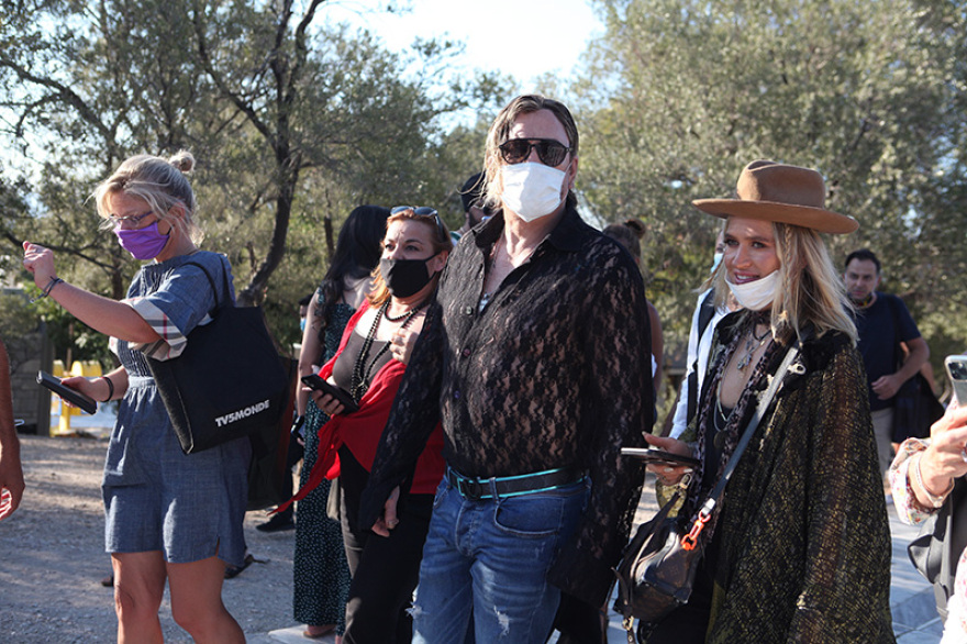 Ο Μίκι Ρουρκ στην Ακρόπολη: «Ο Τραμπ είπε ψέματα στον κόσμο» 