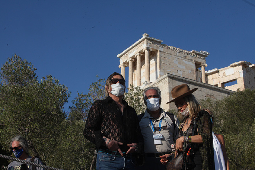 Ο Μίκι Ρουρκ στην Ακρόπολη: «Ο Τραμπ είπε ψέματα στον κόσμο» 