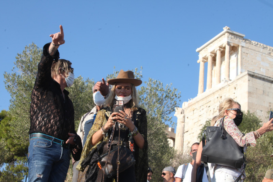 Ο Μίκι Ρουρκ στην Ακρόπολη: «Ο Τραμπ είπε ψέματα στον κόσμο» 