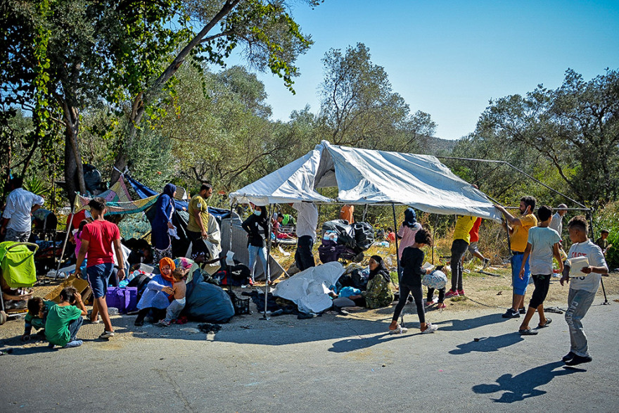 Μπλόκα από τους κατοίκους στη Λέσβο - Το protothema.gr μέσα στο καμένο ΚΥΤ