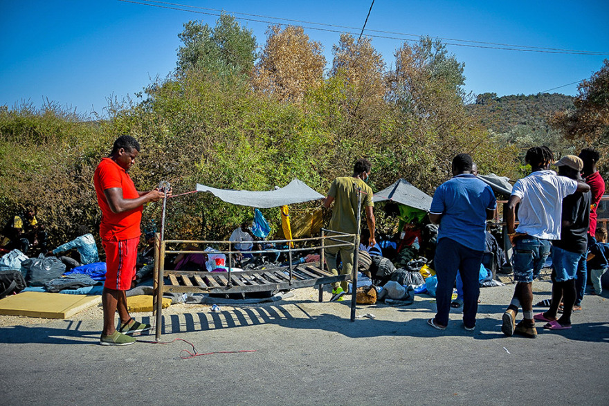 Μπλόκα από τους κατοίκους στη Λέσβο - Το protothema.gr μέσα στο καμένο ΚΥΤ