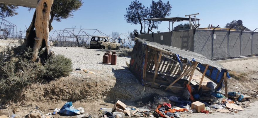 Μπλόκα από τους κατοίκους στη Λέσβο - Το protothema.gr μέσα στο καμένο ΚΥΤ