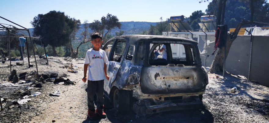 Μπλόκα από τους κατοίκους στη Λέσβο - Το protothema.gr μέσα στο καμένο ΚΥΤ