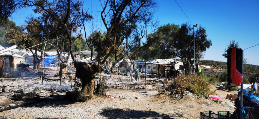 Μπλόκα από τους κατοίκους στη Λέσβο - Το protothema.gr μέσα στο καμένο ΚΥΤ