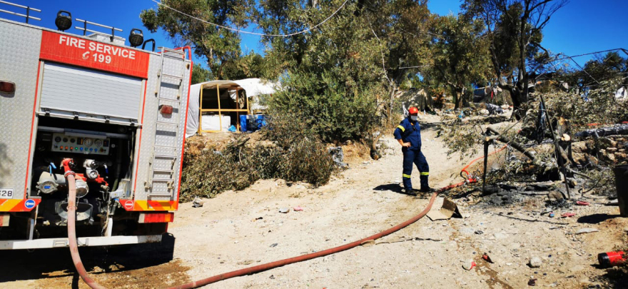 Μπλόκα από τους κατοίκους στη Λέσβο - Το protothema.gr μέσα στο καμένο ΚΥΤ