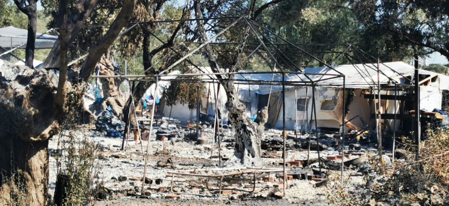 Μπλόκα από τους κατοίκους στη Λέσβο - Το protothema.gr μέσα στο καμένο ΚΥΤ