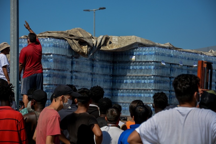 Μόρια: Ατελείωτες ουρές και διαπληκτισμοί για το συσσίτιο - Στον δρόμο χιλιάδες μετανάστες