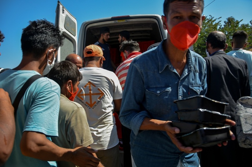 Μόρια: Ατελείωτες ουρές και διαπληκτισμοί για το συσσίτιο - Στον δρόμο χιλιάδες μετανάστες