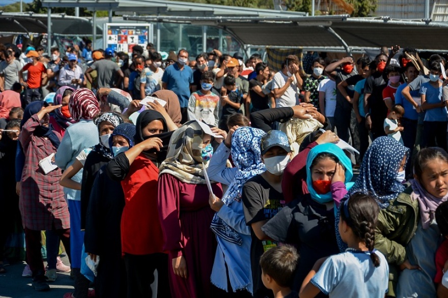 Μόρια: Ατελείωτες ουρές και διαπληκτισμοί για το συσσίτιο - Στον δρόμο χιλιάδες μετανάστες