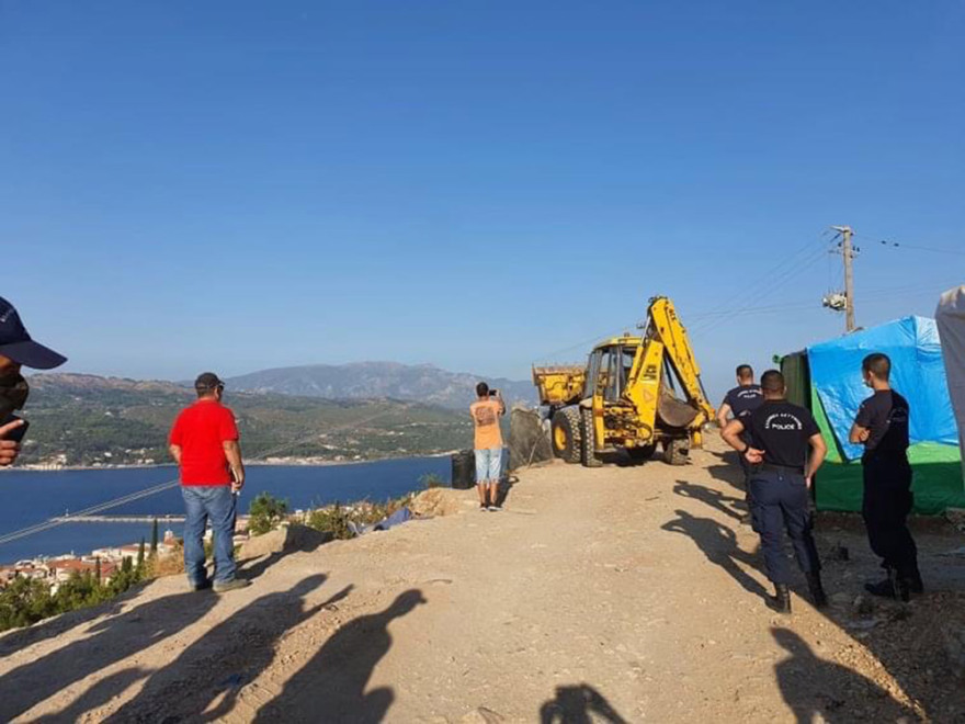 Σάμος: Απομακρύνονται σκηνές από το κέντρο φιλοξενίας - Φόβοι για επεισόδια
