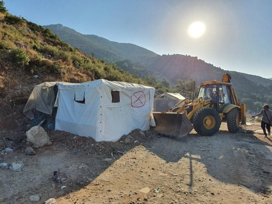 Σάμος: Απομακρύνονται σκηνές από το κέντρο φιλοξενίας - Φόβοι για επεισόδια