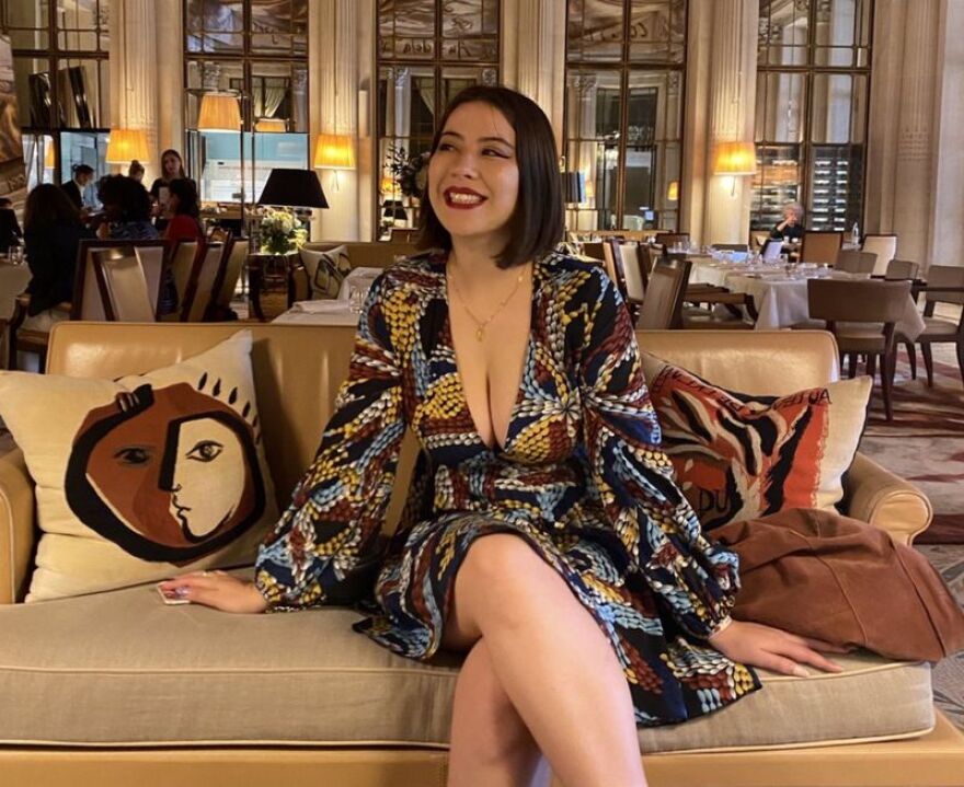 Παρίσι: Βρετανίδα φοιτήτρια «έφαγε πόρτα» σε μουσείο λόγω του μπούστου της