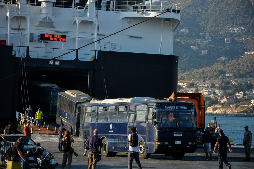 Καζάνι που βράζει η Λέσβος: Κάτοικοι και μετανάστες δεν θέλουν επιστροφή στη Μόρια