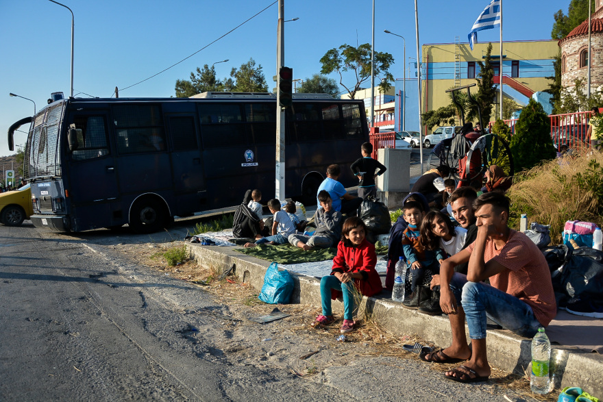 Καζάνι που βράζει η Λέσβος: Κάτοικοι και μετανάστες δεν θέλουν επιστροφή στη Μόρια