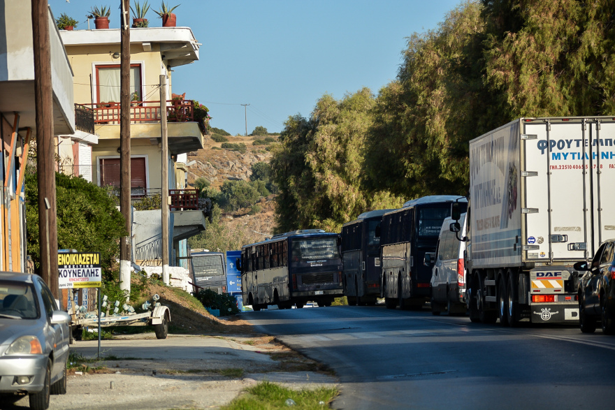 Καζάνι που βράζει η Λέσβος: Κάτοικοι και μετανάστες δεν θέλουν επιστροφή στη Μόρια