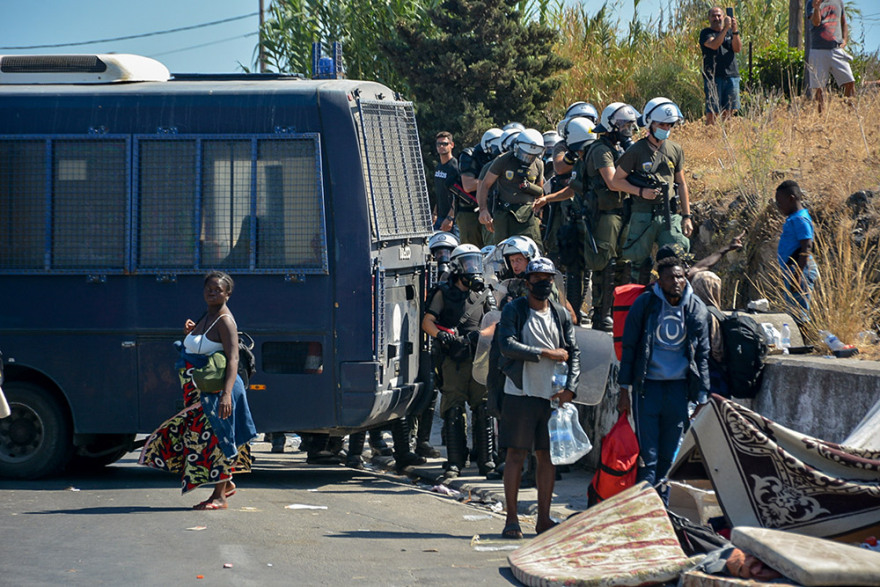Έκρυθμη η κατάσταση στη Λέσβο: Στήνουν νέο ΚΥΤ στο Καρά Τεπέ - Αντιδρούν πρόσφυγες και κάτοικοι 
