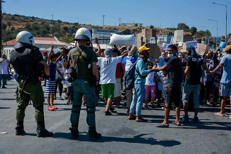 Έκρυθμη η κατάσταση στη Λέσβο: Στήνουν νέο ΚΥΤ στο Καρά Τεπέ - Αντιδρούν πρόσφυγες και κάτοικοι 