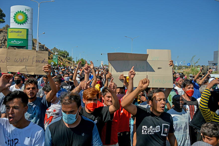 Λέσβος: To protothema.gr στον νέο καταυλισμό - Διαμαρτυρία 2.000 μεταναστών 
