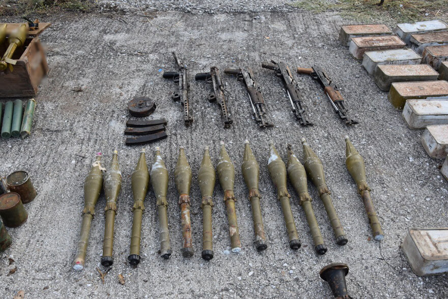 Καστοριά: Δείτε φωτογραφίες και βίντεο από το κρησφύγετο με τις ρουκέτες και τα καλάσνικοφ