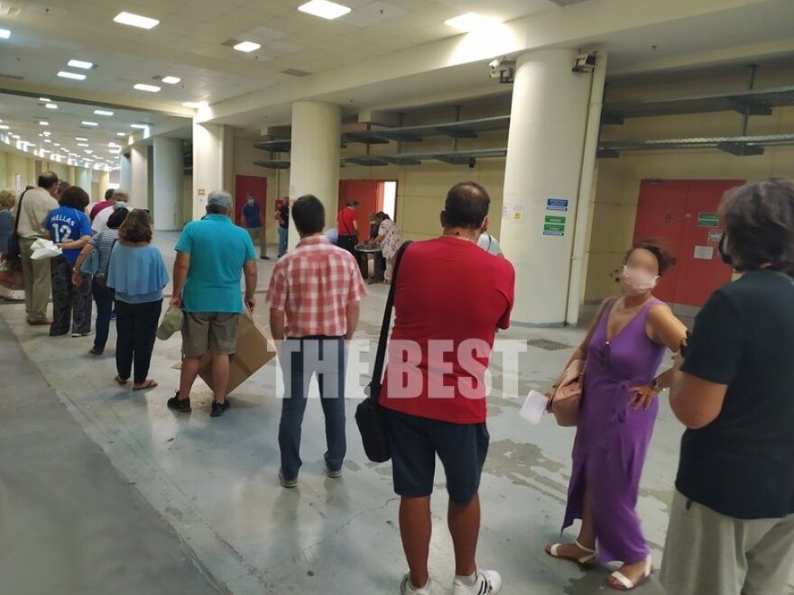 Πάτρα: Ουρές εκπαιδευτικών για να πάρουν μάσκες για τα σχολεία