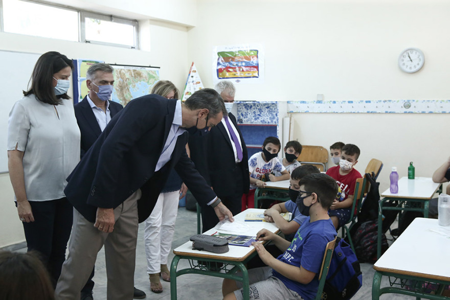 Μητσοτάκης σε μαθητές δημοτικού στους Αγίους Αναργύρους: Θαυμάζω τη συνέπειά σας (βίντεο)