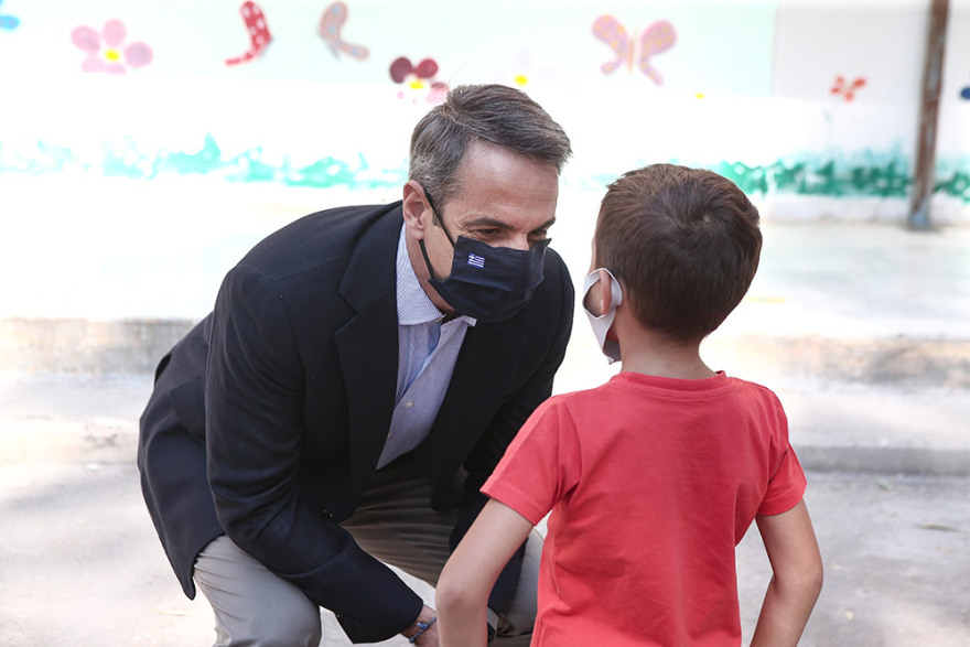 Μητσοτάκης σε μαθητές δημοτικού στους Αγίους Αναργύρους: Θαυμάζω τη συνέπειά σας (βίντεο)