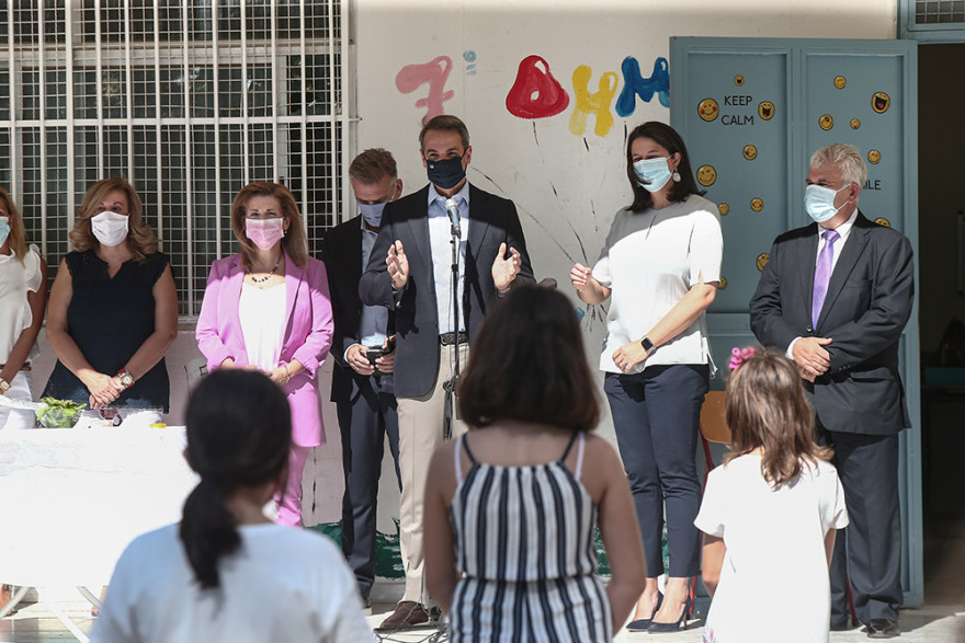 Μητσοτάκης σε μαθητές δημοτικού στους Αγίους Αναργύρους: Θαυμάζω τη συνέπειά σας (βίντεο)