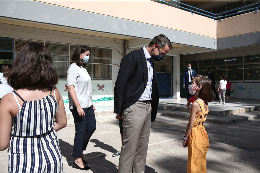 Μητσοτάκης σε μαθητές δημοτικού στους Αγίους Αναργύρους: Θαυμάζω τη συνέπειά σας (βίντεο)