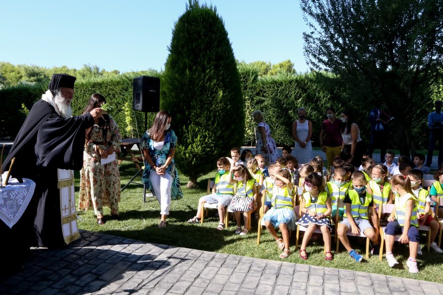 Ιερώνυμος: Με μάσκα στον Αγιασμό παιδικού σταθμού στο Δήλεσι 