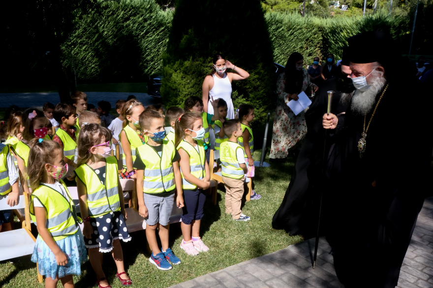 Ιερώνυμος: Με μάσκα στον Αγιασμό παιδικού σταθμού στο Δήλεσι 